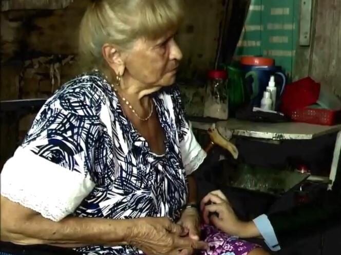 Se trata de Ña Mari, quien desde hace años vive sola y cuya precaria vivienda necesita urgente reparación. Foto: Captura pantalla.