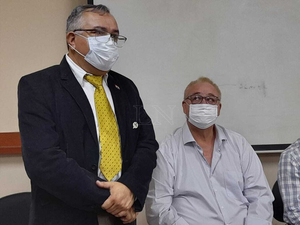 El doctor Arturo Portillo, nuevo director de la Décima Región Sanitaria (de traje), y el gobernador Roberto González Vaesken durante el acto realizado esta mañana. Foto: Dolly Galeano.