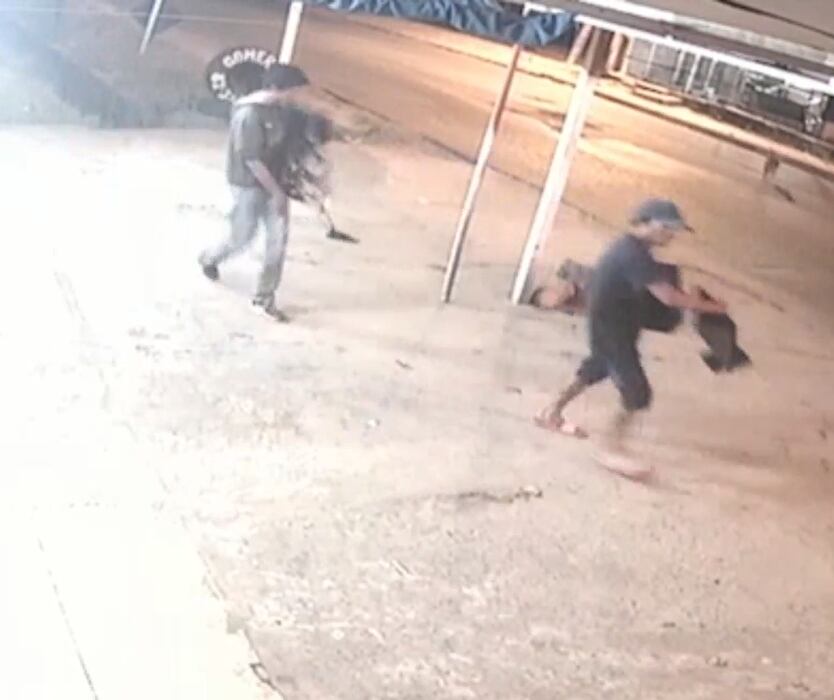 Según la denuncia, estas dos personas ya robaron prácticamente todas las viviendas y negocios del barrio Loma Merlo. Foto: Captura de pantalla.