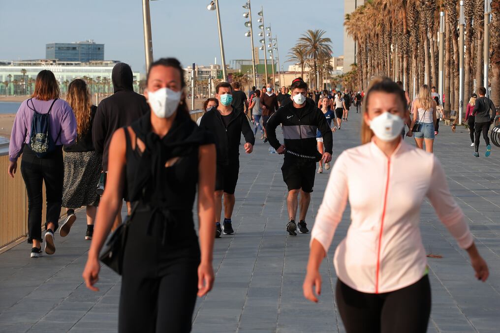 Luego de seis meses, la pandemia por el COVID-19 sacudió al mundo también con tensiones políticas y sociales. Foto: AFP.