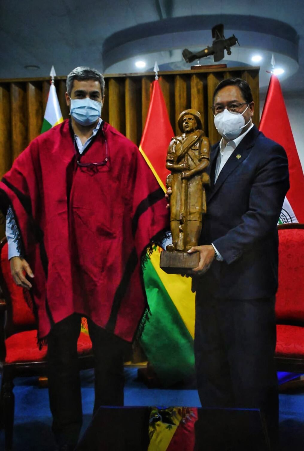 Mario Abdo y Luis Arce intercambiaron obsequios durante la visita del mandatario paraguayo a Bolivia para conmemorar la Paz del Chaco. Foto: AFP.