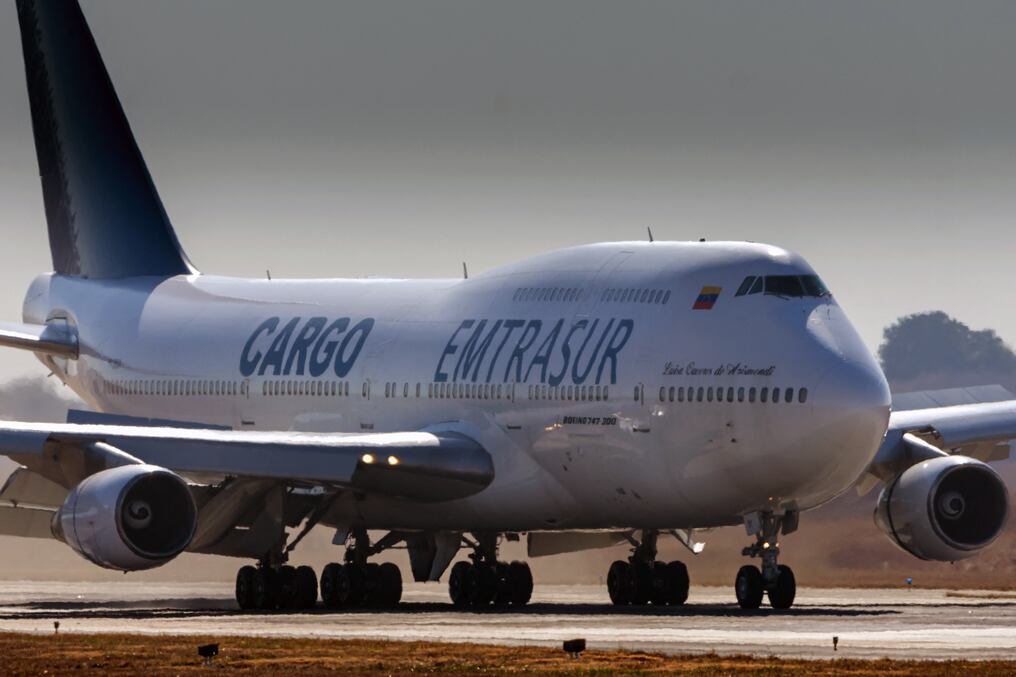 El representante legal del expresidente Cartes asegura que se pretende manipular, desinformar y sacar rédito político con la situación del avión retenido en Argentina. Foto: AFP.