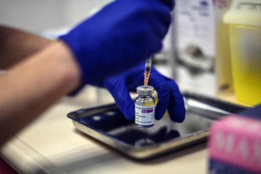 El informe de Salud reportó el fallecimiento de 16 personas a consecuencia del COVID-19 y 874 nuevos casos de contagios. Mientras los números siguen aumentando, la llegada de las vacunas todavía no tiene fecha. Foto: AFP.