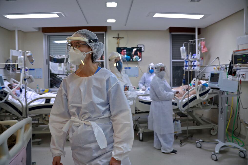 Una doctora brasileña contrajo dos veces el nuevo coronavirus, con un intervalo de casi cuatro meses entre ambos diagnósticos. Foto: AFP.