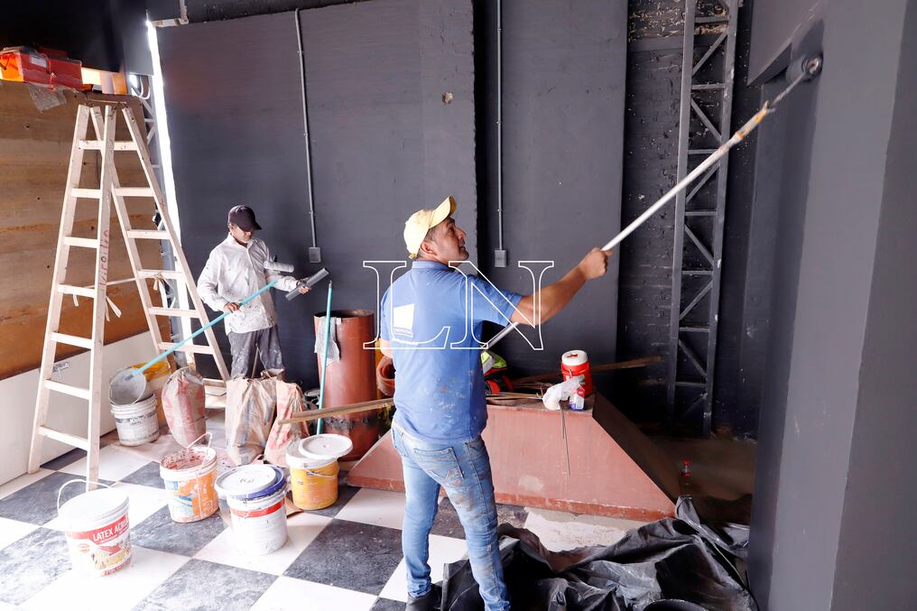 Las empresas están renovando sus fachadas y cartelerías para lucir como nuevas luego de dos años de pausa. Foto: Christian Meza.