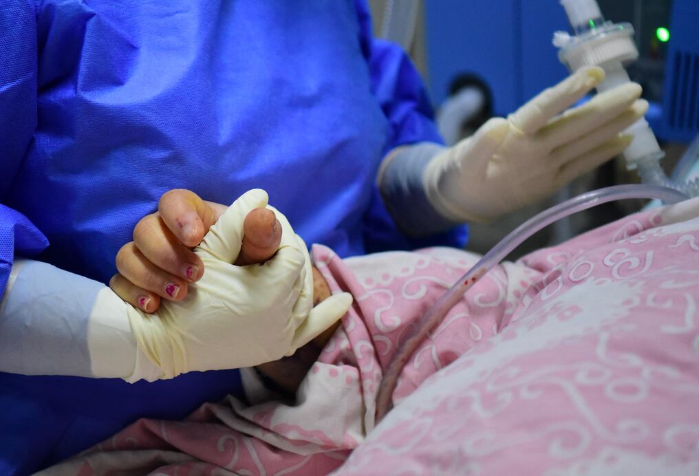 En la fecha se procesaron 3.268 muestras, de las cuales 291 dieron positivo, todos casos comunitarios. Foto: AFP.