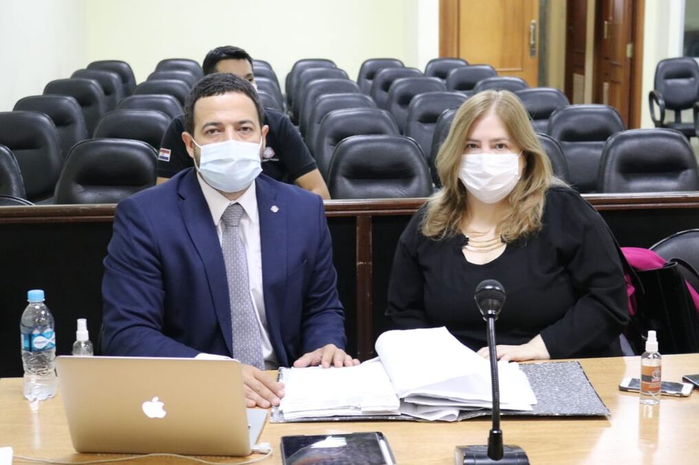 Los fiscales Liliana Alcaraz y Francisco Cabrera solicitaron al tribunal de sentencia que juzga a Óscar González Daher y su hijo desistir de cuatro testigos que ya fallecieron. Foto: Gentileza.