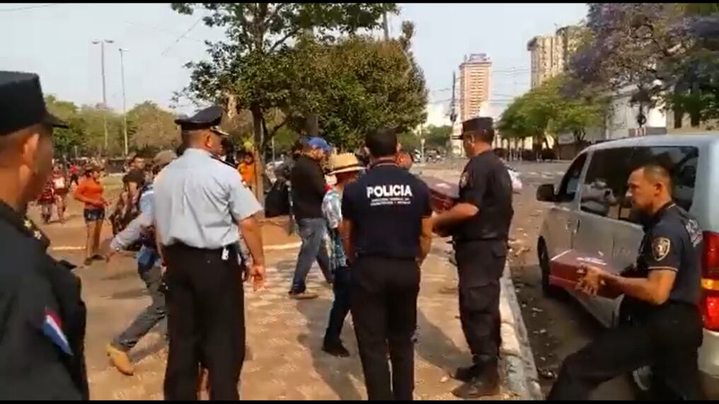 La acción fue aplaudida por muchos, pero así también criticada por otros quienes sostuvieron que la institución policial resultó muy blanda y que se manejó con mucha benevolencia ante los despiadados manifestantes. Foto: Captura de pantalla.