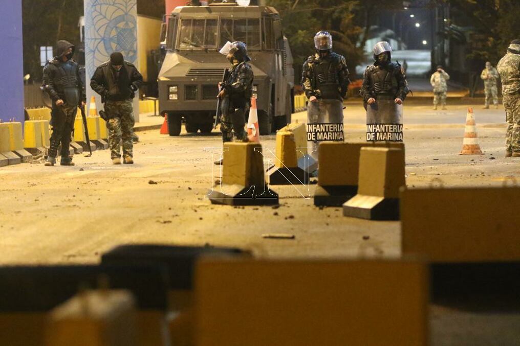 Las personas fueron demoradas por los distintos hechos vandálicos registrados anoche. Foto: Pánfilo Leguizamón.