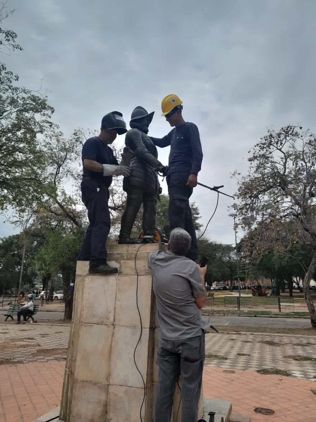Alumnos de la Escuela Taller de la municipalidad de Asunción, trabajan en la restauración de los monumentos de las plazas del Congreso, hoy devolvieron su espada a la estatua del fundador de Asunción, Juan de Salazar y Espinosa. Foto: Gentileza.