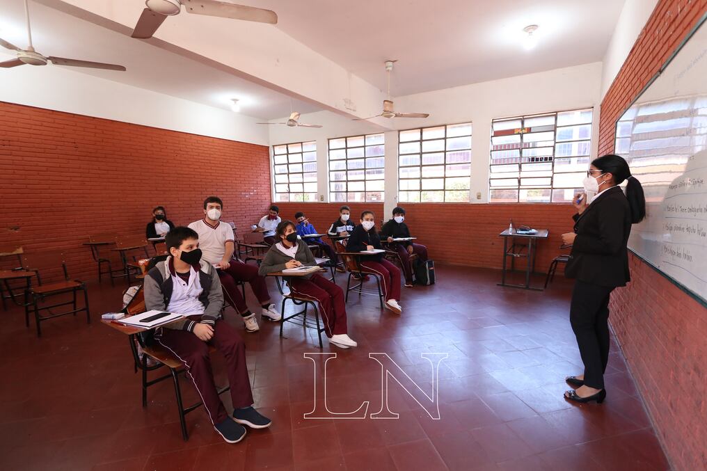 El secretario de la OTEP-A, Gabriel Espínola, mencionó que se debe insistir con la vacunación contra el COVID-19 para un retorno seguro a clases presenciales. Foto: Nadia Monges.