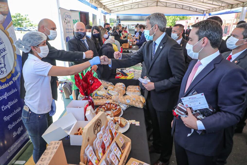 El reconocimiento a las mipymes sobresalientes de este 2020 fue entregado por el presidente de la República, Mario Abdo Benítez. Foto: Gentileza.