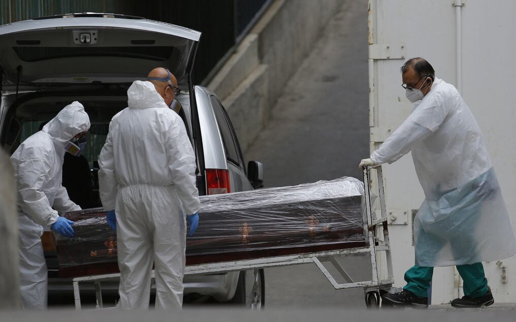 A medida que aumenta la capacidad de procesar más pruebas en el país, también sube la cifra diaria de personas infectadas, cuyos casos son confirmados por laboratorio. AFP.