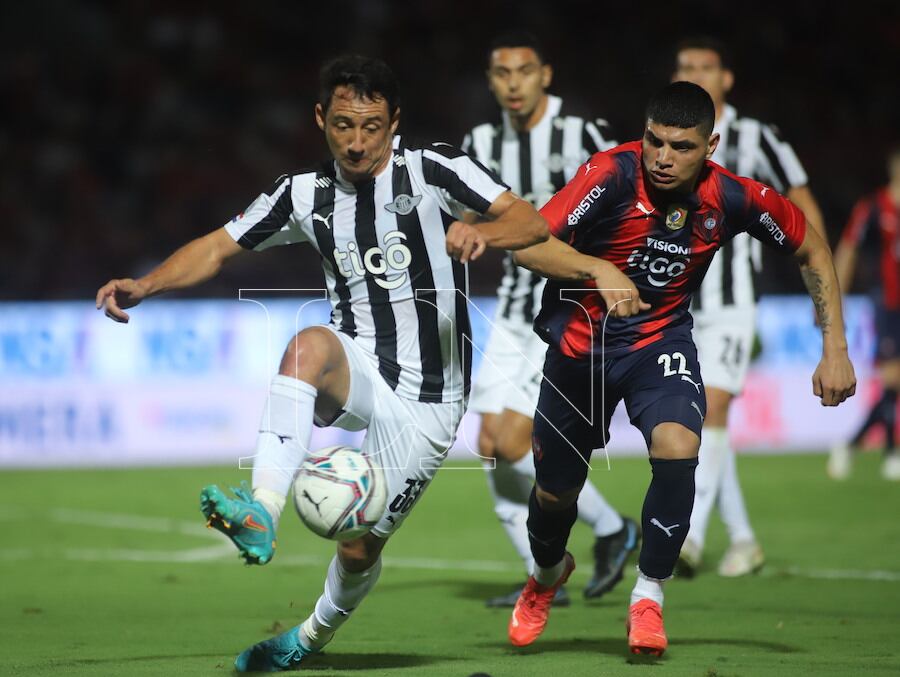 El liberteño Iván Piris y el cerrista Claudio Aquino, en un partido reciente.FOTO:JORGE JARA