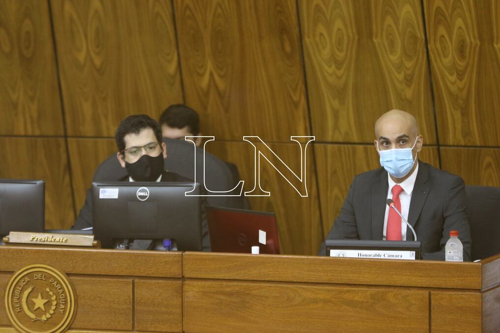 Una vez más, el doctor Julio Mazzoleni, ministro de Salud Pública, presentó información ya sabida con relación a la campaña de vacunación, un plan que se mantiene sin dosis hasta el momento. Foto: Christian Meza