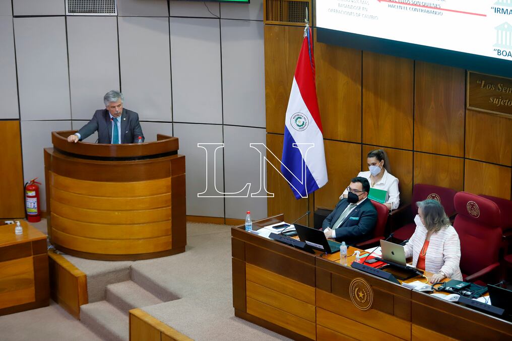 El apoderado del Partido Colorado, Eduardo González, mencionó que el ministro del Interior solo buscó evitar el juicio político en su contra, cuyo pedido será estudiado esta mañana en la Cámara de Diputados. Foto: Christian Meza.