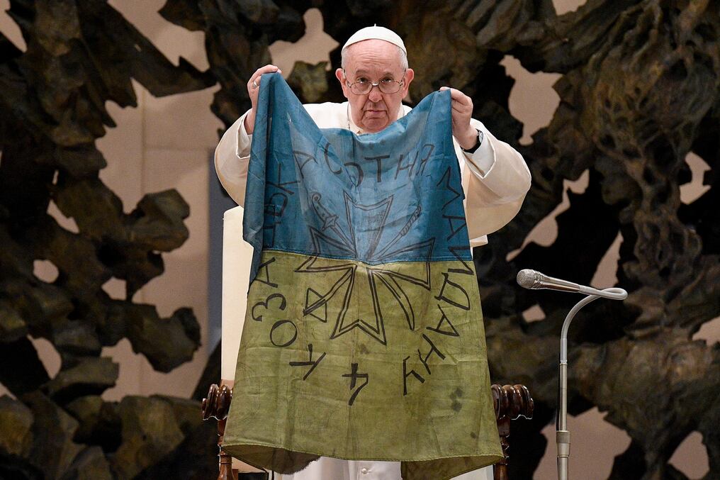 El papa desplegó una bandera ucraniana ante los miles de fieles reunidos en la sala Pablo VI este miércoles y lamentó lo ocurrido en la ciudad ucraniana. Foto: AFP.