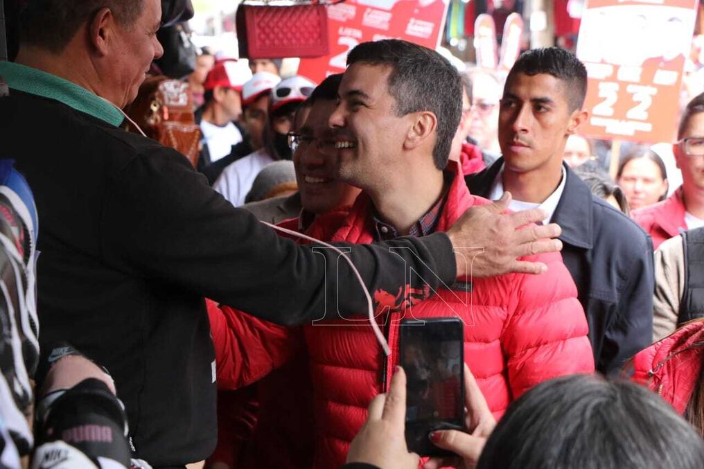 Los precandidatos realizaron una caminata por el microcentro, sobre la avenida comercial Monseñor Rodriguez, acompañados del precandidato a gobernador César Landy Torres. Foto: Gustavo Galeano.