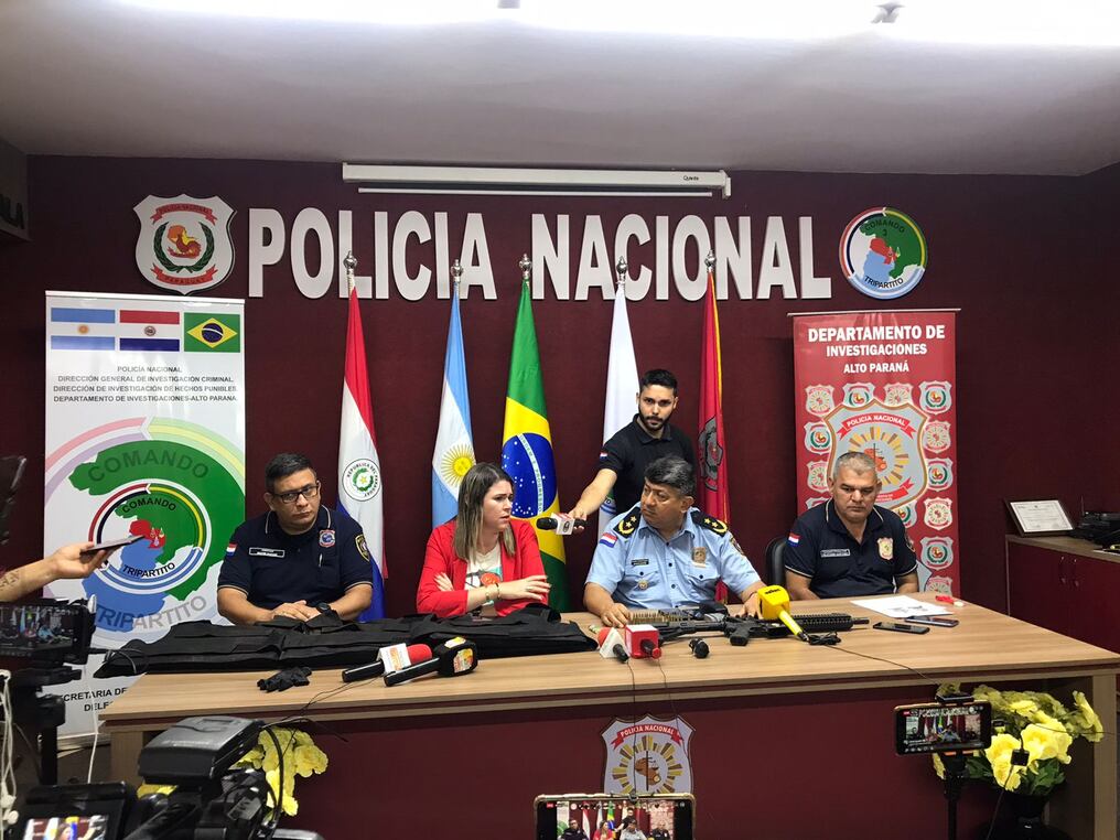 El director de la Policía de Alto Paraná, comisario general Benicio Ramírez, y los jefes policiales de Investigación de Delitos y de Criminalística, en conferencia de prensa dieron a conocer la identidad de dos de los tres detenidos. Foto: Gentileza.