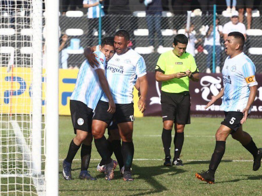 Jorge Achucarro (13), en el festejo de uno de los goles, también se suma Denis Torres (5), intendente de Areguá.FOTO:APF