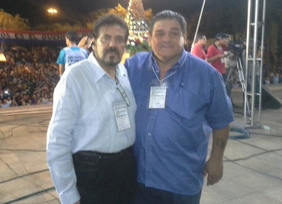 En el escenario de algún festival que lo tuvo como animador junto con el Dr. Carlos Rubén Ojeda, habitué de los eventos artísticos en la capital e interior del país.