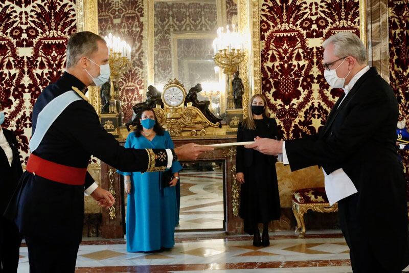 Scavone mantuvo una conversación de aproximadamente media hora con el Rey Felipe VI y la subsecretaria de Asuntos Exteriores, Unión Europea y Cooperación, María Celsa Nuño García. Foto: Gentileza.