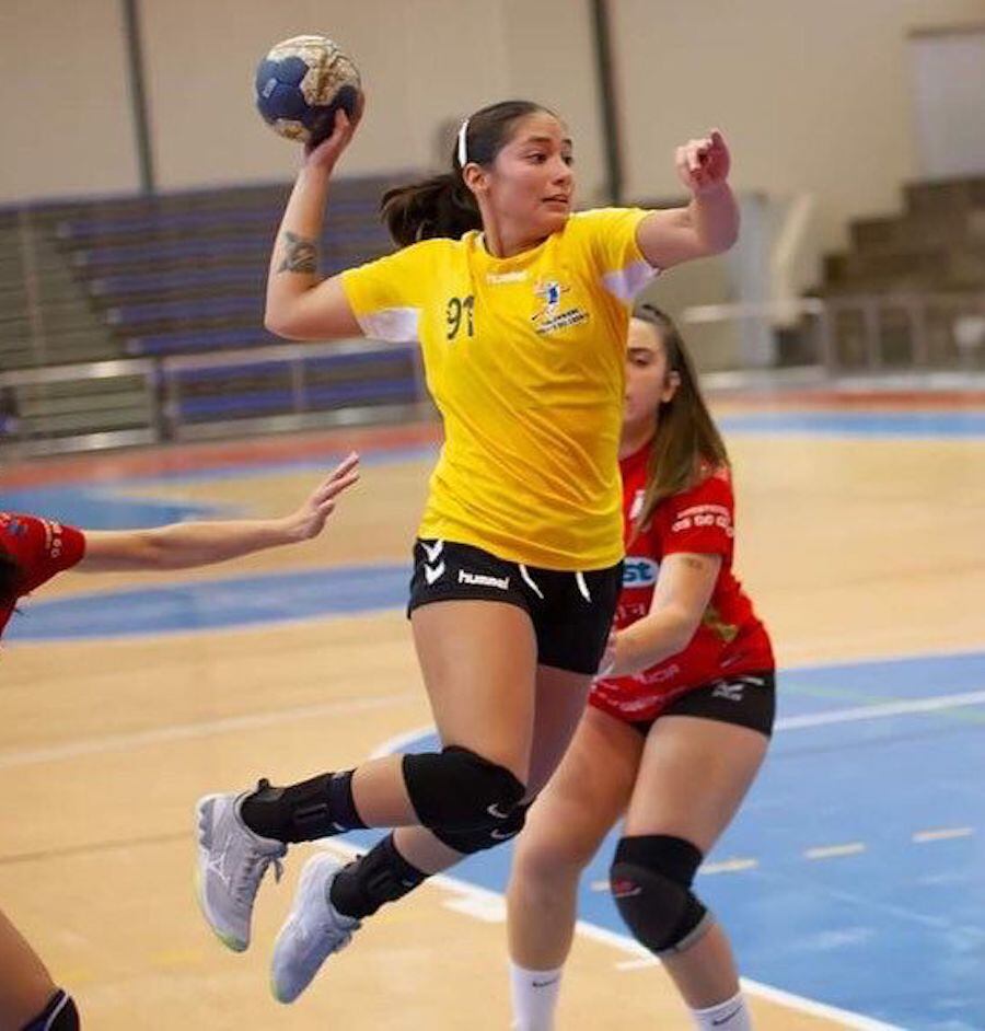 “Me está yendo bastante bien”, asegura
Delyne Leiva quien juega en las filas del
Club Balonmano Puerto del Carmen de
Lanzarote, en las Islas Canarias, España