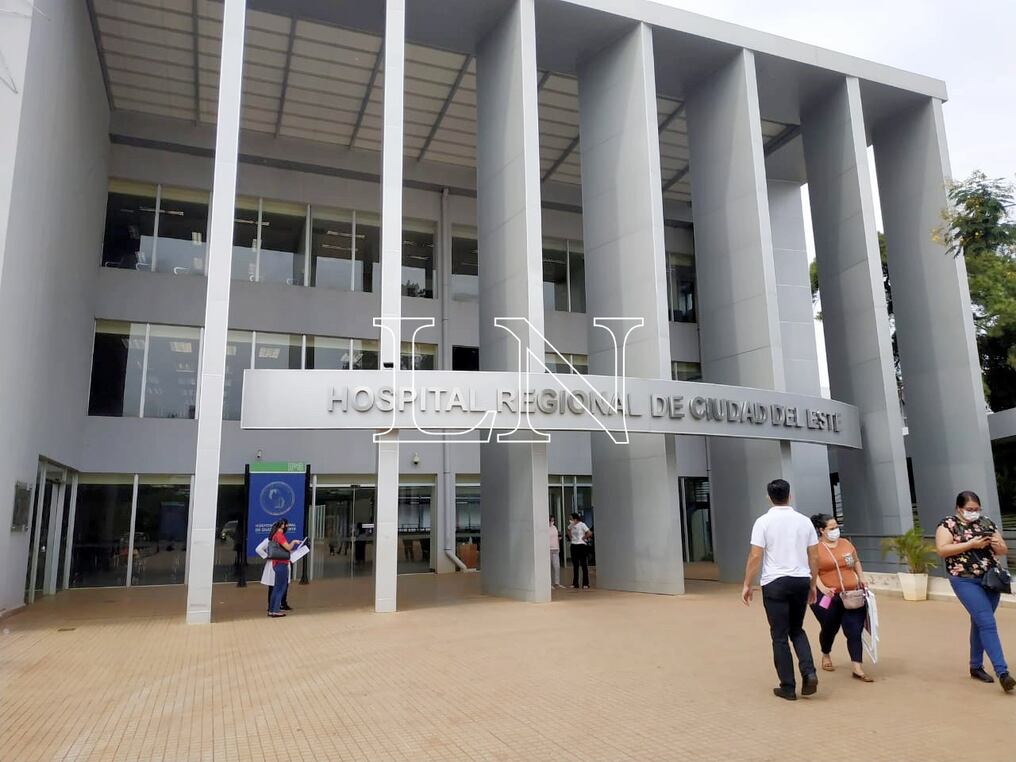 El director del Hospital Regional de Ciudad del Este, Federico Schrodel, instó a la ciudadanía a seguir con los protocolos sanitarios establecidos para continuar con el descenso de casos. Foto: Archivo.