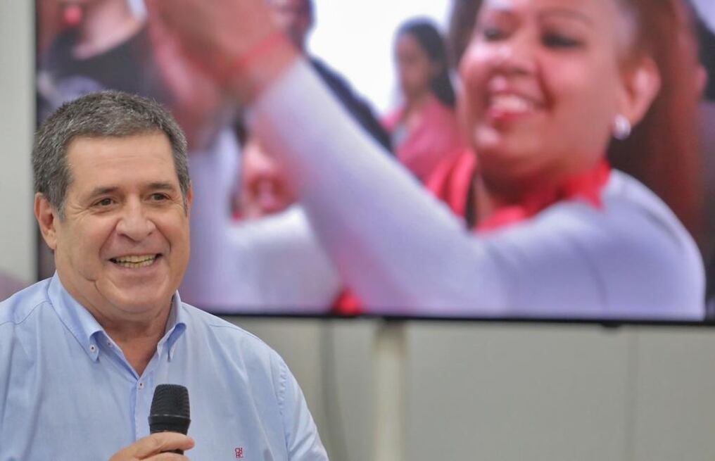 El líder del movimiento Honor Colorado, Horacio Cartes, en un momento de su discurso, destacó que "Paraguay es un lujo de país y nos piden una sola cosa, que cuidemos al país”. Foto: Gentileza.