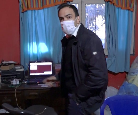 Fiscal Luis Chamorro, y de fondo la máquina e impresora que utilizaban para la falsificación de documentos.