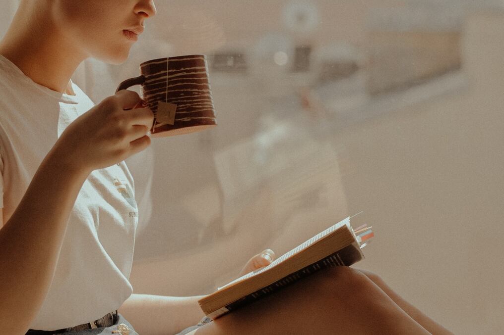 ¿Escuchar un libro tiene los mismos beneficios cerebrales que leer?