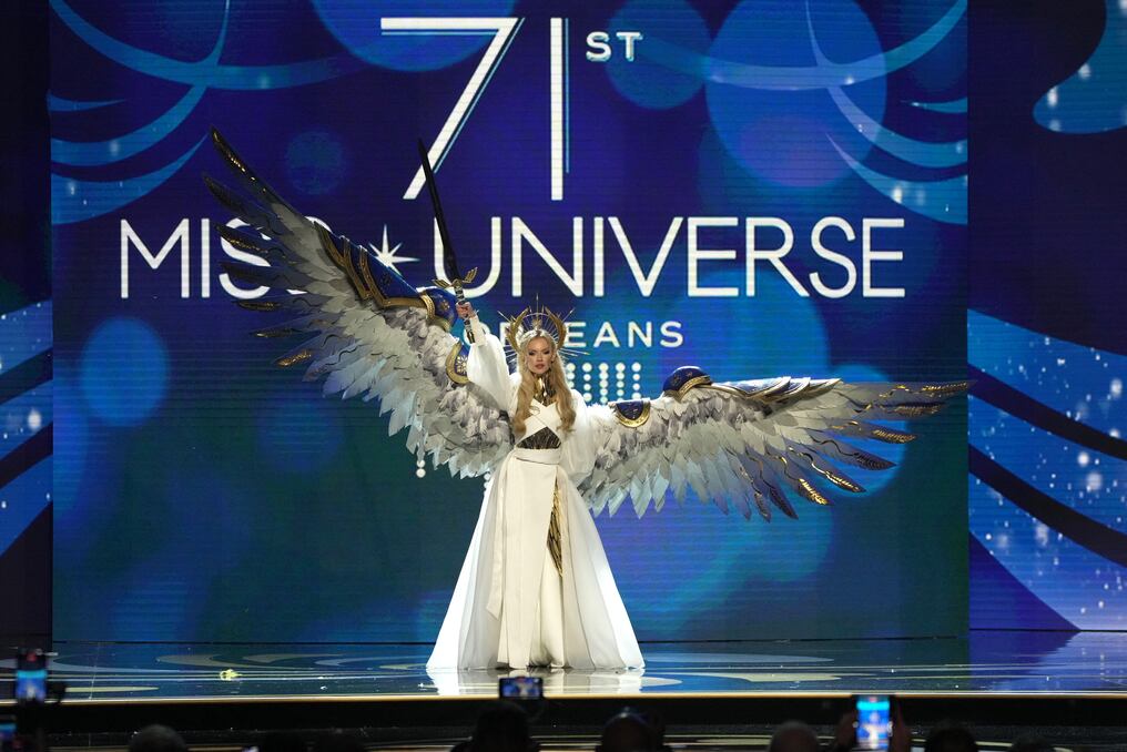 Viktoria Apanasenko sorprendió con una traje sobre la guerra que vive su país, donde fue voluntaria para ayudar al ejército. Foto: AFP.