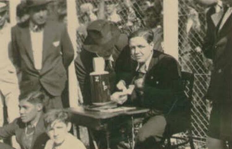 El padre del periodismo deportivo nacional, don Pedro García, relatando un encuentro de fútbol. Foto gentileza del Círculo de Periodistas Deportivos del Paraguay (CPDP).