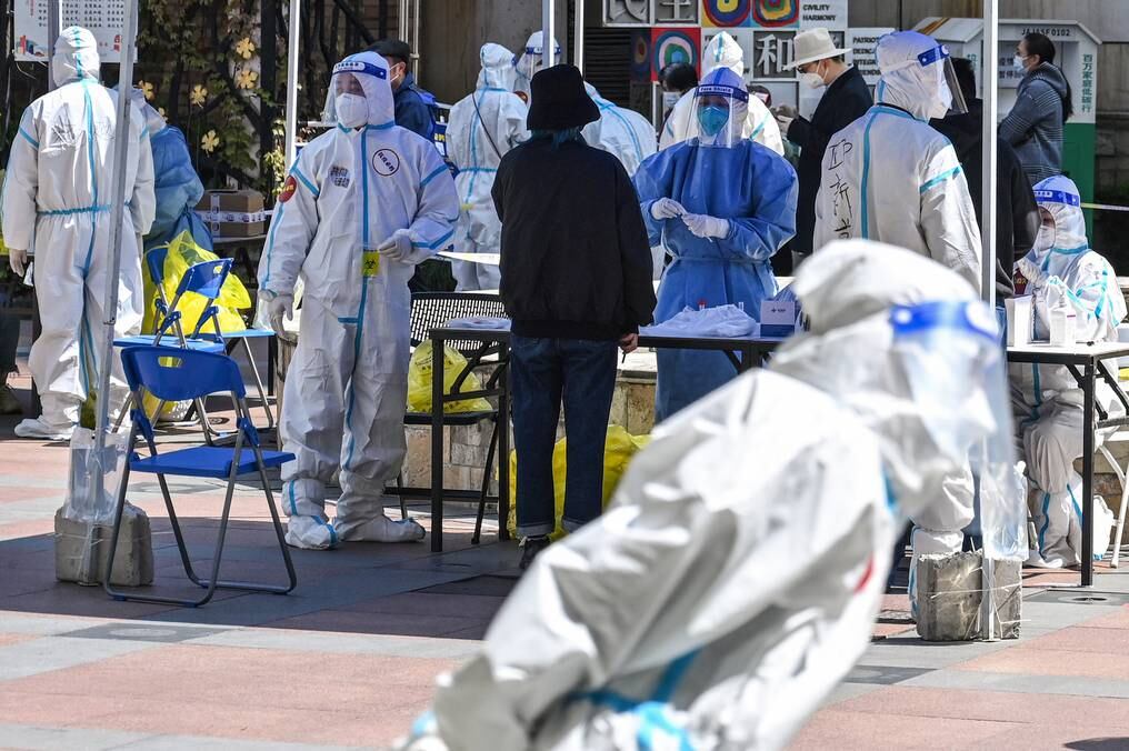 Hasta marzo, China logró contener los casos con confinamientos selectivos, pruebas masivas y restricciones de viaje, pero actualmente han sido reportados más de 100.000 casos en Shanghái. Foto: AFP.