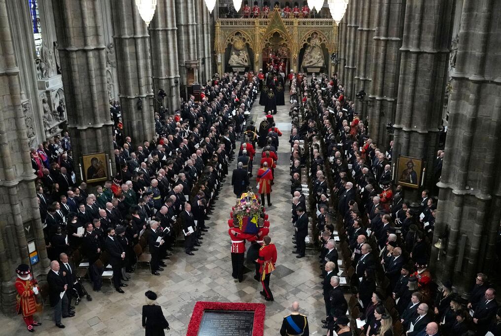 Icono de una era, Isabel II, fallecida tras 70 años de histórico reinado, fue llevada solemnemente el lunes a la Abadía de Westminster para un funeral de Estado en presencia de mandatarios de todo el mundo, antes de ser enterrada en privado en Windsor. Foto: AFP.
