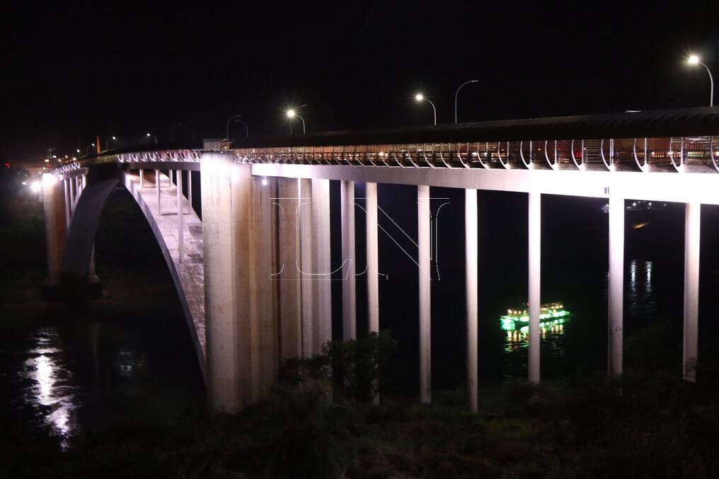 La iluminación estructural del Puente de la Amistad desde el lado de Aduana de Ciudad del Este. Foto: Gustavo Galeano.