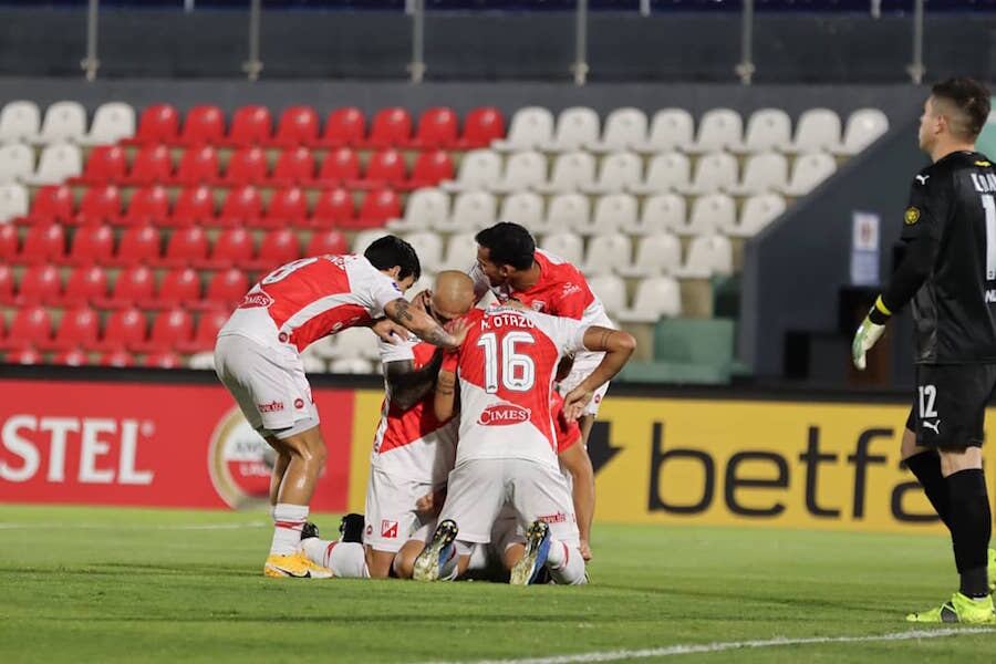 Los jugadores del Kelito se abrazan y festejan la victoria ante Peñarol.FOTO:@KELITO_1911