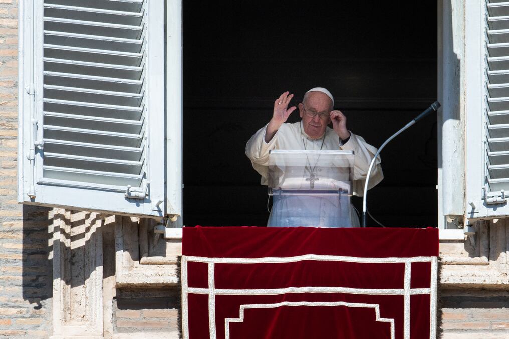 En la plegaria del Angelus, en la plaza de San Pedro, el papa se dirigió al presidente de la Federación de Rusia, para suplicarle que cese, también por amor a su pueblo, la “espiral de violencia y de muerte”. Foto: AFP.