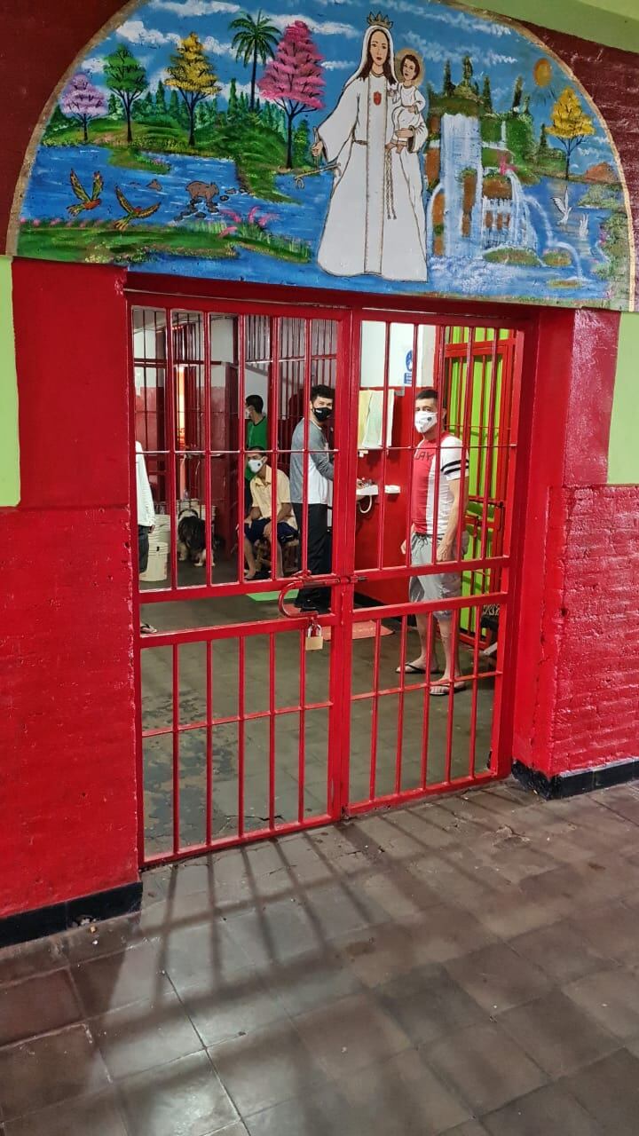 El director del penal dijo que los primeros casos que se dieron ya pasaron sus 10 días y que en general están muy bien, saliendo ya de la parte complicada. Foto: Universo 970 AM.