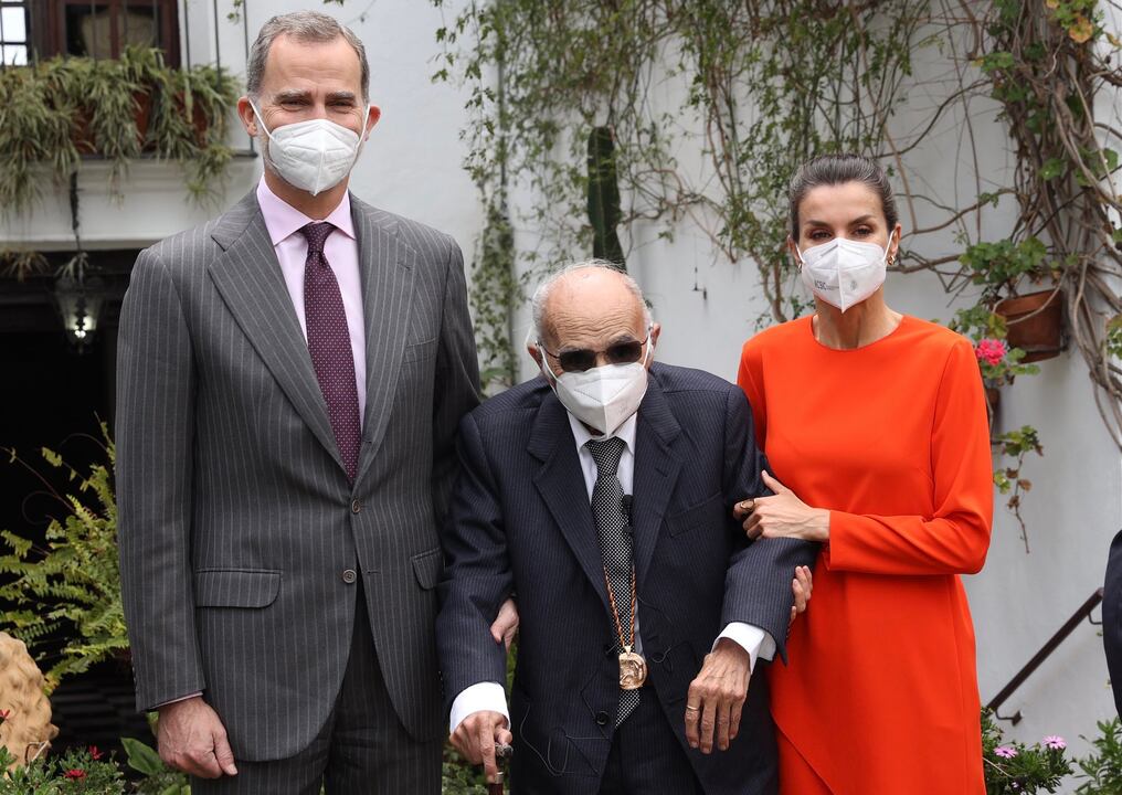 La entrega del galardón suele celebrarse el 23 de abril, pero este año tuvo que ser aplazada por el delicado estado de salud del escritor de 89 años. Foto: Casa Real.