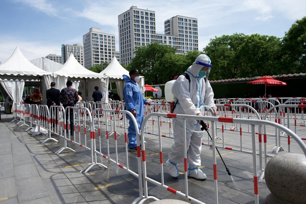 Los servicios de desinfección chinos usan toneladas de productos químicos con la esperanza de erradicar el coronavirus, aunque la eficacia de estas acciones sea más que dudosa. Foto: AFP
