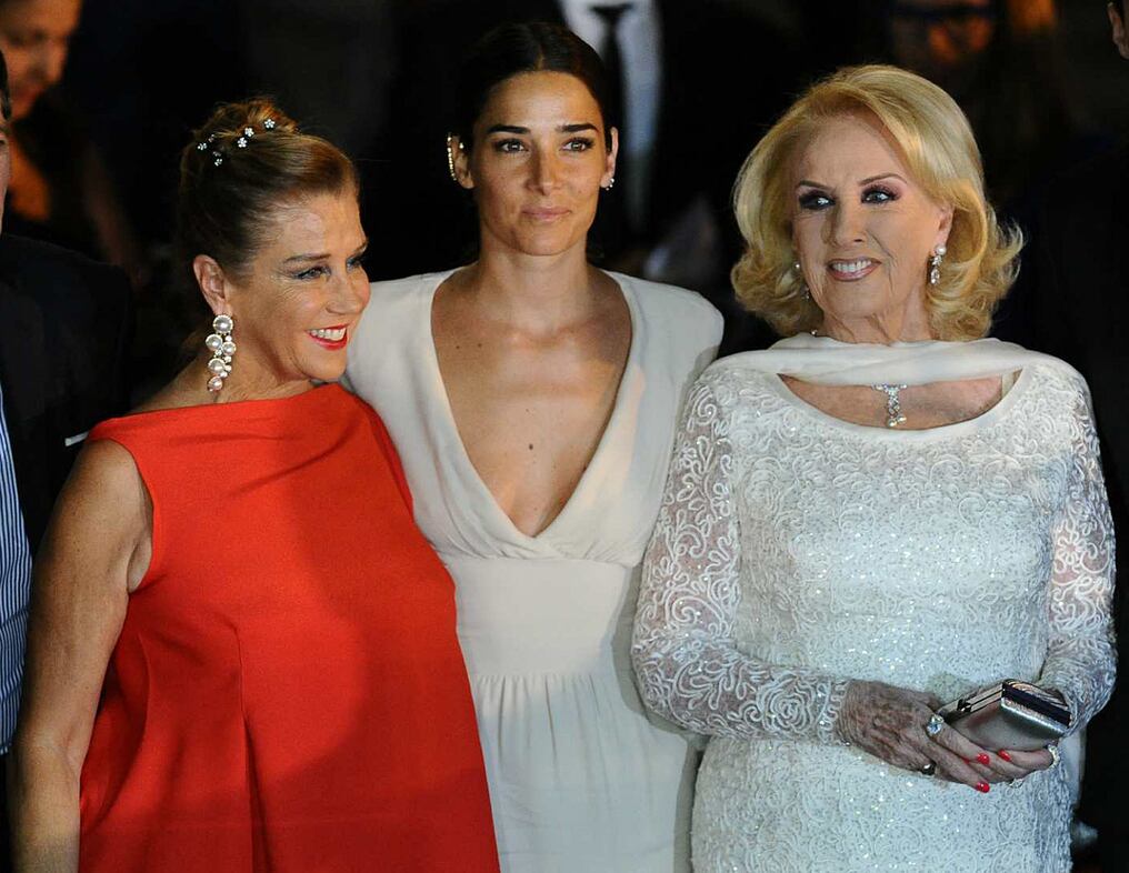 La presentadora de televisión Mirtha Legrand junto a su hija Marcela Tinayre y su nieta Juana Viale. Foto: AFP.