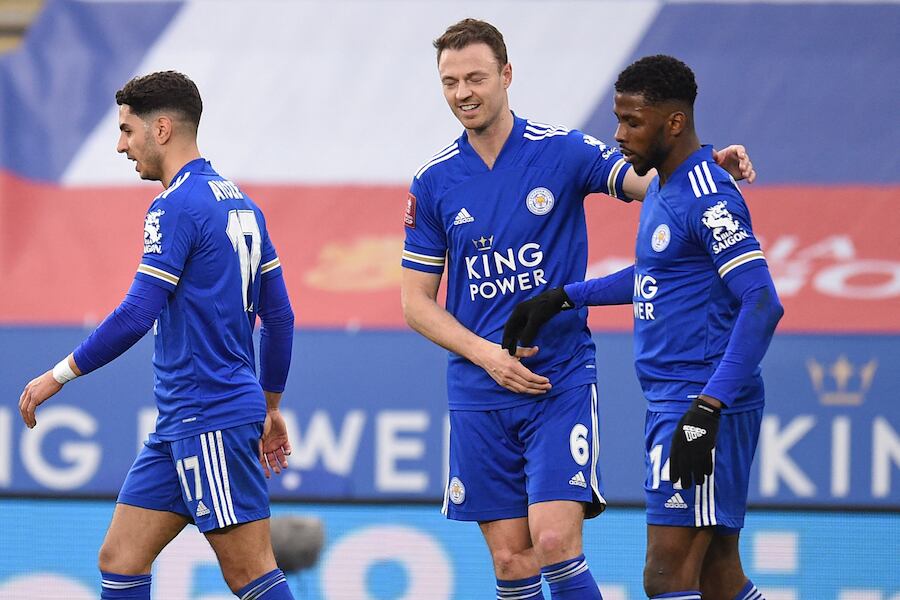 Kalechi (Der.), Northem y Jonny Evans (centro), festejan la victoria del Leicester.FOTO: AFP