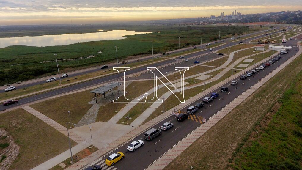 Extensa fila de vehículos para la toma de muestras de COVID-19 se registra a diario en la Costanera de Asunción. Foto: Pánfilo Leguizamón.