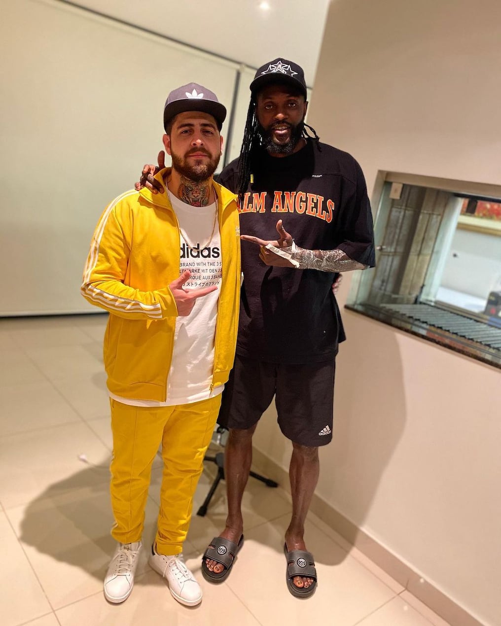 Samir junto al exjugador de Olimpia, el togolés Emmanuel Adebayor. Foto: Gentileza.