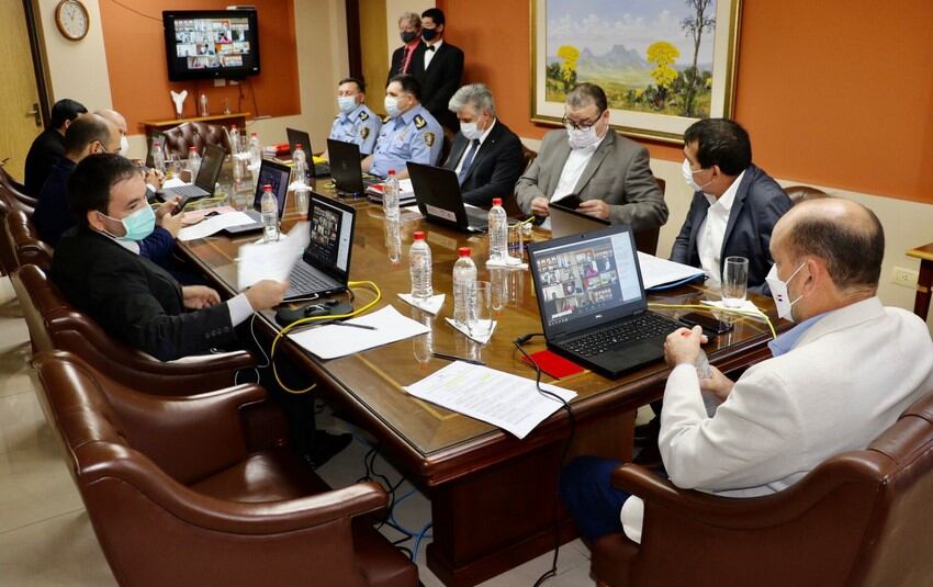 La mesa directiva de la Cámara de Senadores escuchó las explicaciones del ministro del Interior Arnaldo Giuzzio y del comandante de la Policía Nacional, Luis Arias, sobre las medidas para luchar contra el crimen organizado. Foto: Gentileza.