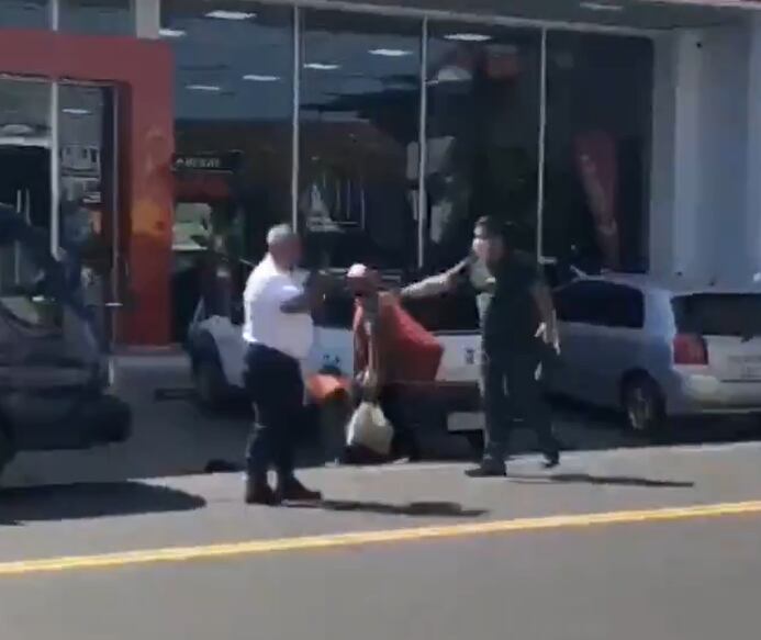 Un agente de la Policía Municipal de Tránsito (PMT) de la ciudad de Santaní protagonizó un altercado con un automovilista que estacionó su camión en una zona prohibida para el efecto. Foto: Captura.