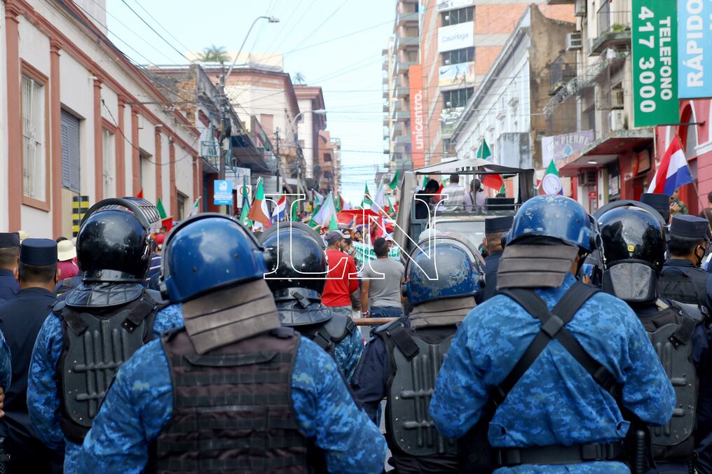 Policías antidisturbios impiden la llegada de los manifestantes hasta cercanías del Palacio de Gobierno. Foto: Christian Meza.