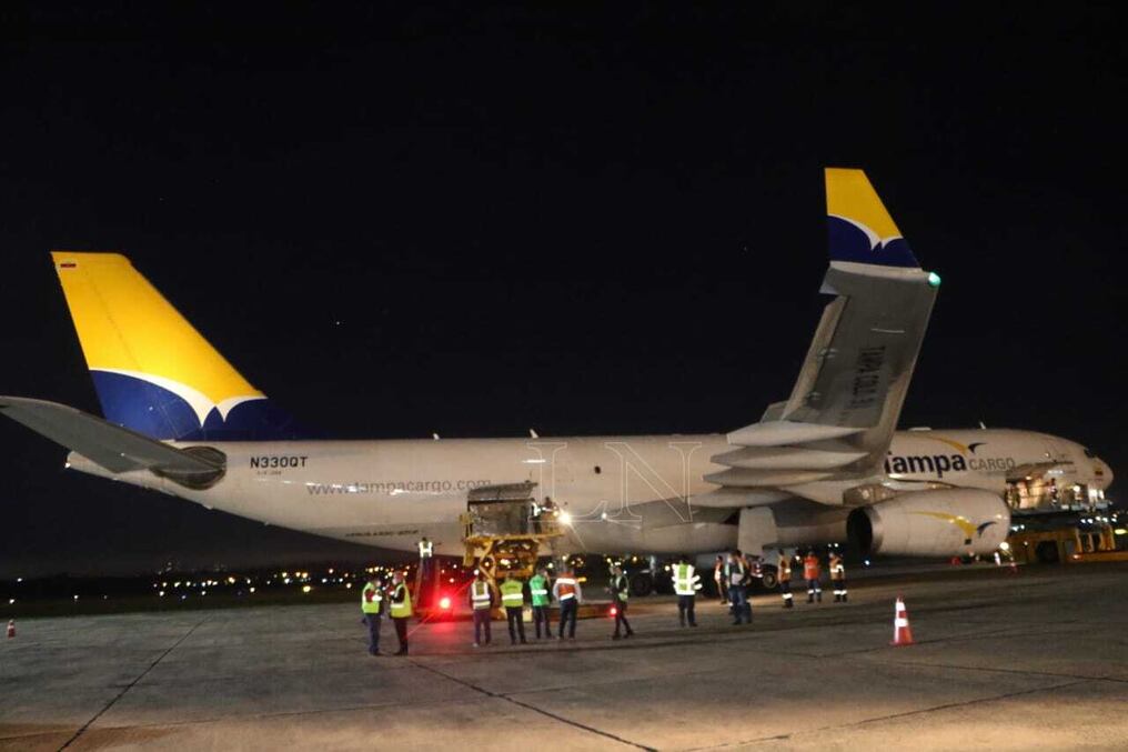 De la cantidad que llegan, 100.000 dosis son de Covaxin, completando de este modo la donación del gobierno indio, y las restantes 134.400 dosis son de la firma británica AstraZeneca. Foto: Cristóbal Núñez.