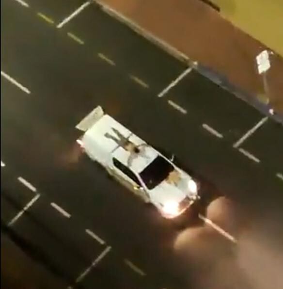 Con armamento pesado, explosivos y transportando rehenes en los techos de los autos, una banda de asaltantes aterrorizó este lunes a una ciudad del interior de Sao Paulo para robar dos bancos, dejando un saldo de tres muertos. Foto: Captura de pantalla.